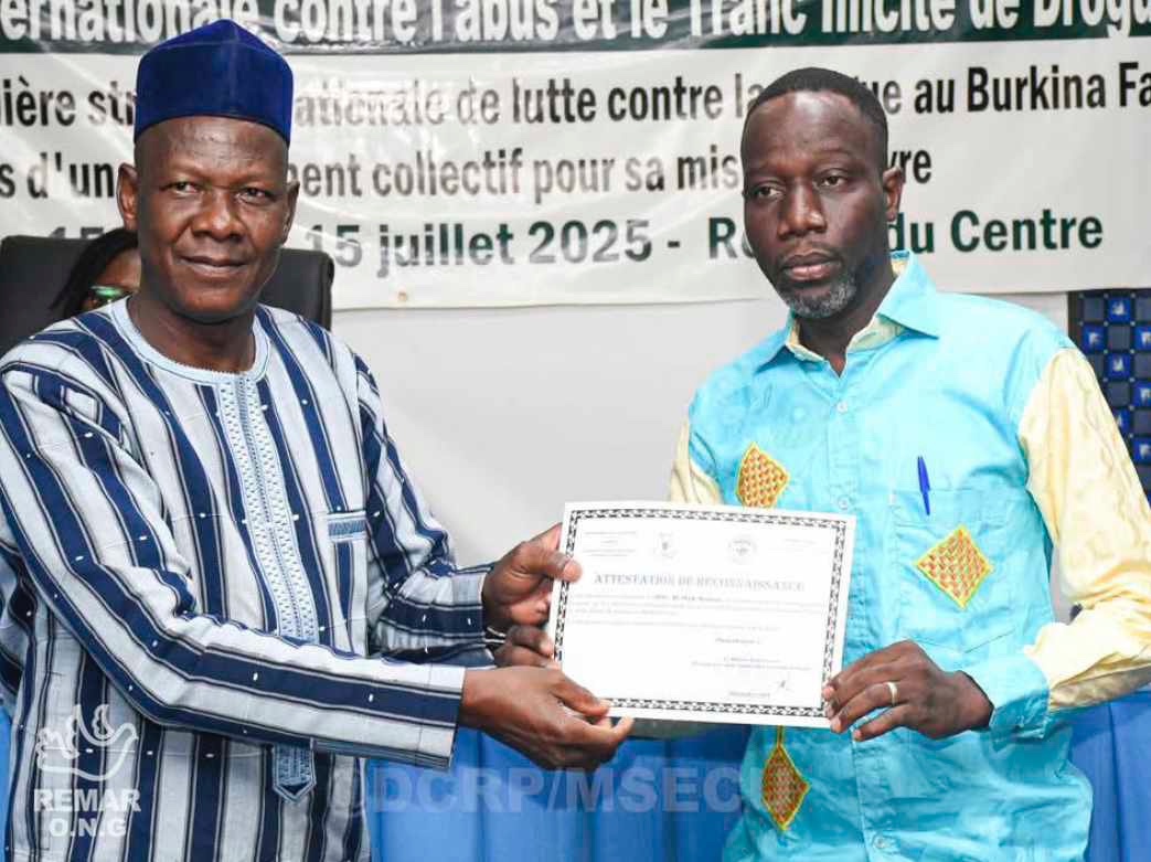 REMAR ONG recibe reconocimiento en Burkina Faso

El Ministerio de Seguridad de Burkina Faso entrega un certificado de reconocimiento a REMAR por sus 30 años de compromiso con la reinserción social y la lucha contra las drogas.