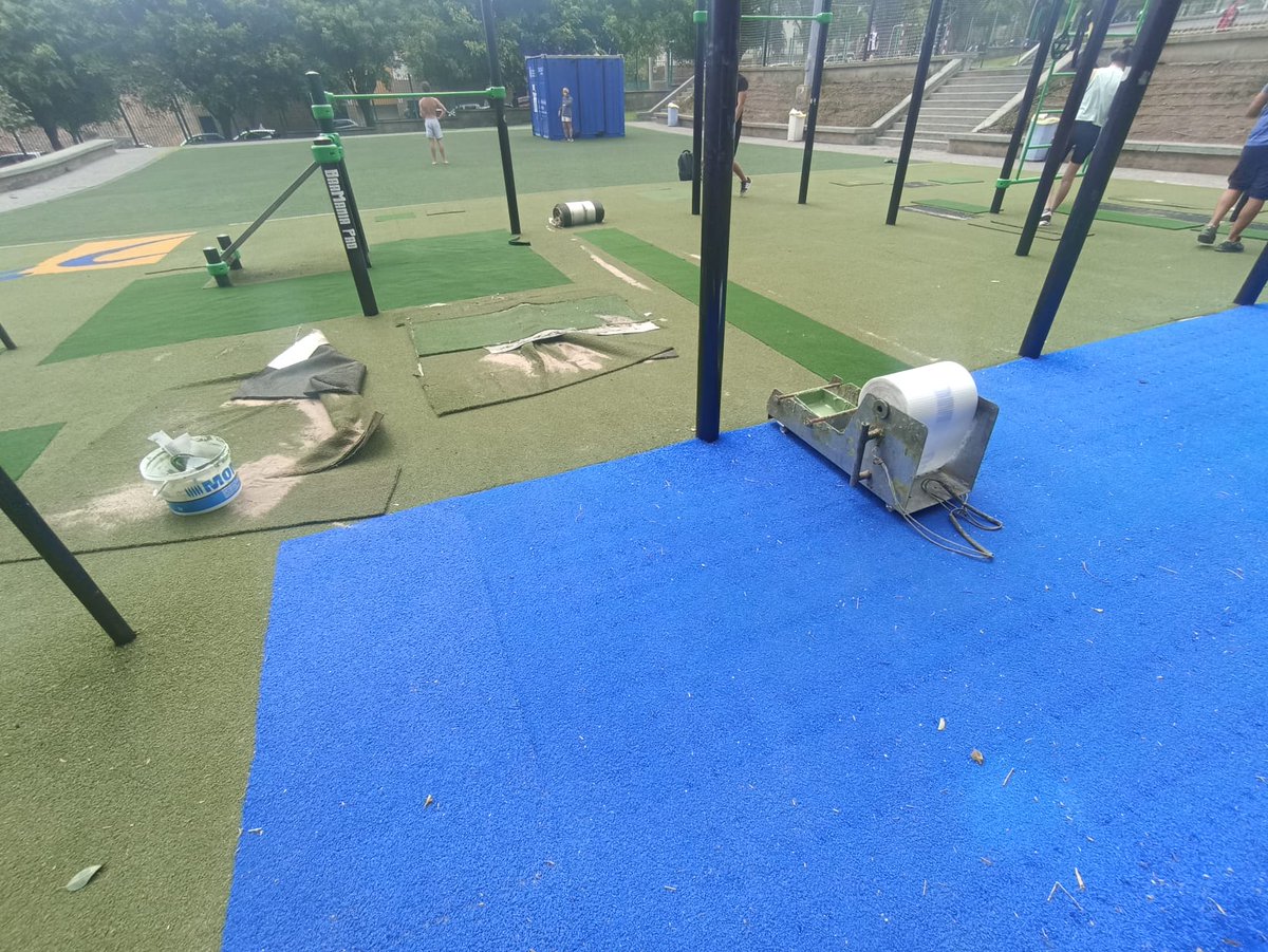 imd_lpgc's tweet photo. 🏋️‍♂️💪Iniciamos la reparación del césped artificial en la zona de calistenia del Parque Juan Pablo II, uno de los puntos donde también se ubica el programa de #ParquesActivos.

Esto nos permite ofrecer espacios seguros para que la ciudadanía disfrute del deporte al aire libre. https://t.co/rF1PttxHVT