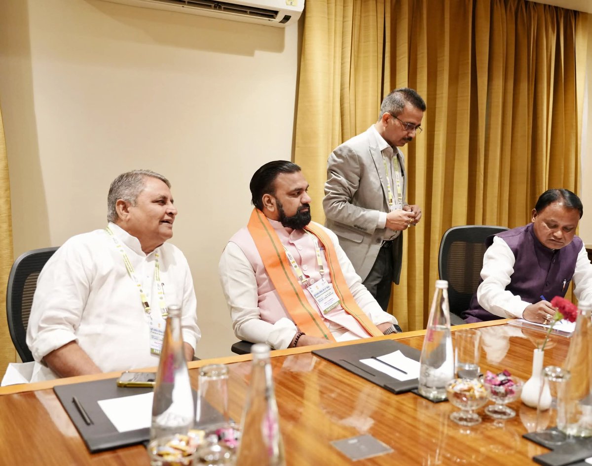 झारखंड सरकार की मेजबानी और गृह मंत्री <a href="/AmitShah/">Amit Shah</a> जी की अध्यक्षता में रांची के रेडिसन ब्लू होटल में आयोजित पूर्वी क्षेत्रीय परिषद की बैठक में शामिल होने बिहार के उपमुख्यमंत्री <a href="/samrat4bjp/">Samrat Choudhary</a> जी रांची पहुंचे थे। उनके साथ बिहार सरकार के जल संसाधन मंत्री विजय कुमार चौधरी जी भी बैठक में