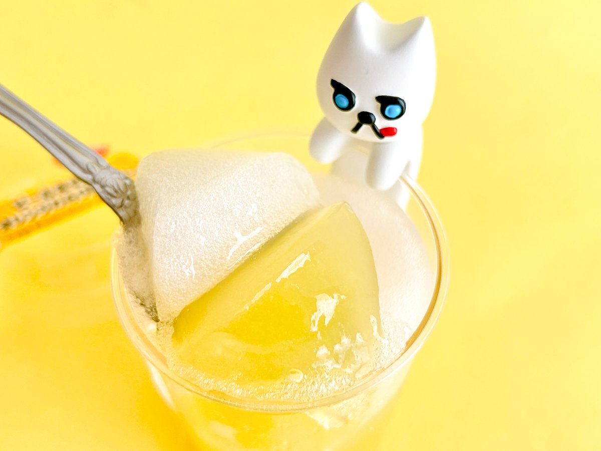 doorfumi2018's tweet image. 【食べたぜ】セブンでみつけた「屋台飯そっくりスイーツ」!
カラメル&ホワイトチョコソースでトッピングしたお好み焼きみたいなクレープと、オレンジ&レモン風味のビールみたいなわらび餅ゼリー。見た目はもちろん、スイーツとしての完成度も高くて大満足だぜ。
#オヤツハント
