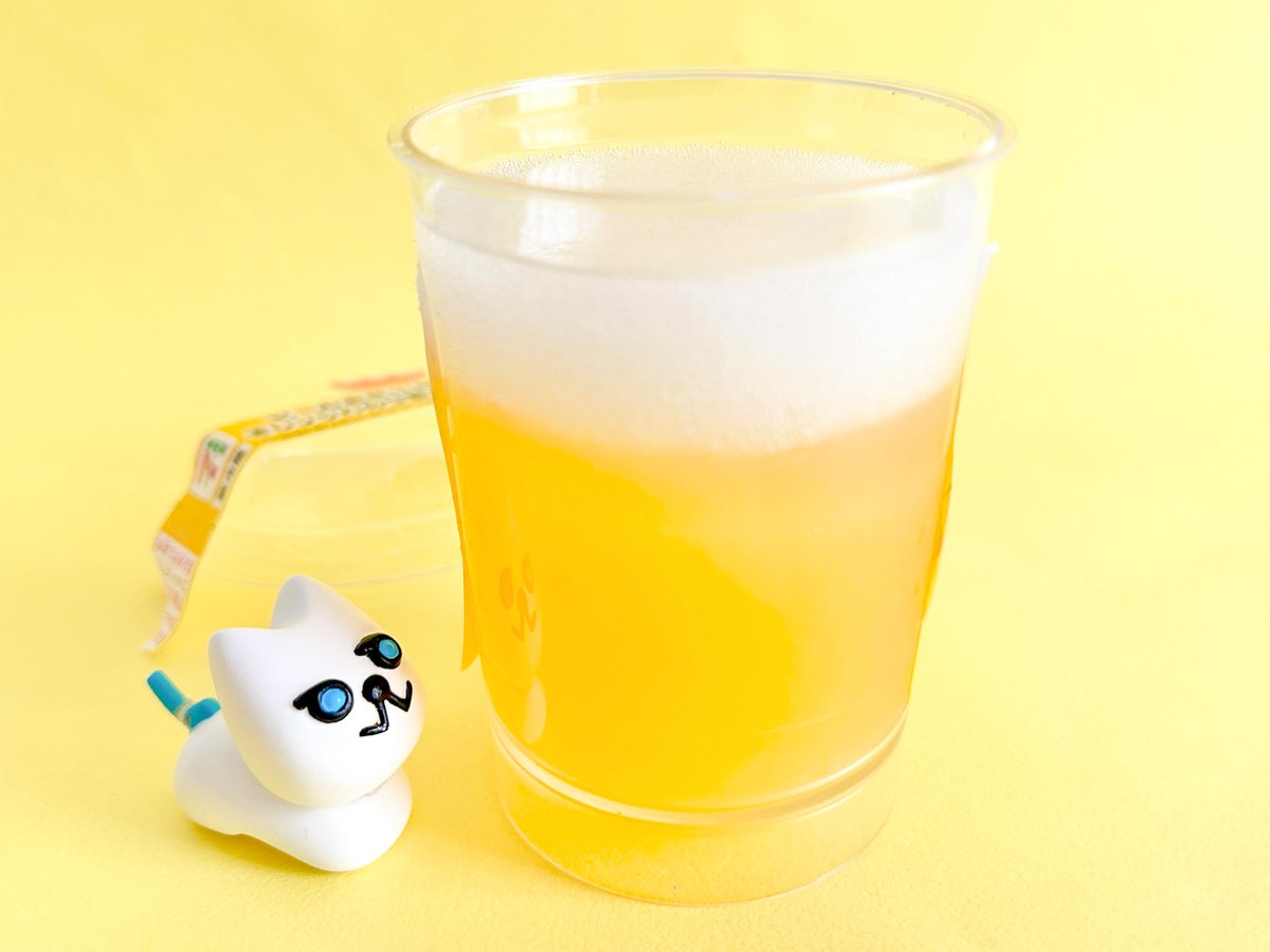doorfumi2018's tweet image. 【食べたぜ】セブンでみつけた「屋台飯そっくりスイーツ」!
カラメル&ホワイトチョコソースでトッピングしたお好み焼きみたいなクレープと、オレンジ&レモン風味のビールみたいなわらび餅ゼリー。見た目はもちろん、スイーツとしての完成度も高くて大満足だぜ。
#オヤツハント