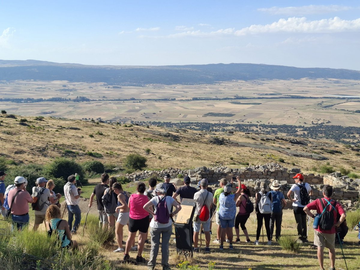 prehistoriaUCM's tweet photo. Puertas Abiertas en el asentamiento vetón de #Ulaca (AV), yacimiento con J. Álvarez Sanchís al frente y en el que colaboran alumnos y exalumnos de la #UCM. Aunque la campaña llega a su fin, el @Proyecto_Ulaca mostró los avances en el denominado como "torreón". https://t.co/XIWlIfDbNz
