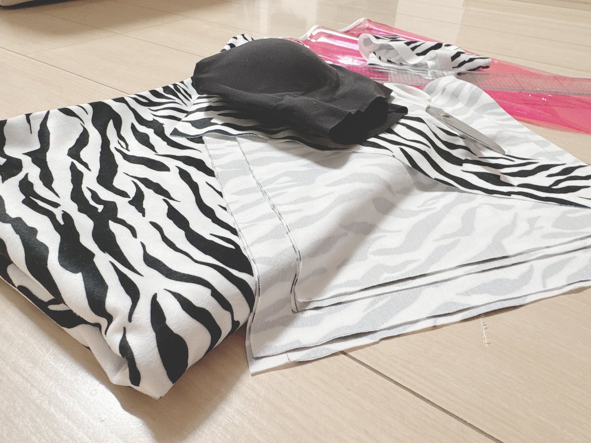 夏コミの衣装製作始めたヨ💪🏻💥
このプリント布キャラヌノさんで購入したんだけど、スエードで透けないのに厚手すぎず、端処理も要らないの天才すぎて裁断時点で感動してる🥺✨
#ういちゃん衣装がんばれ