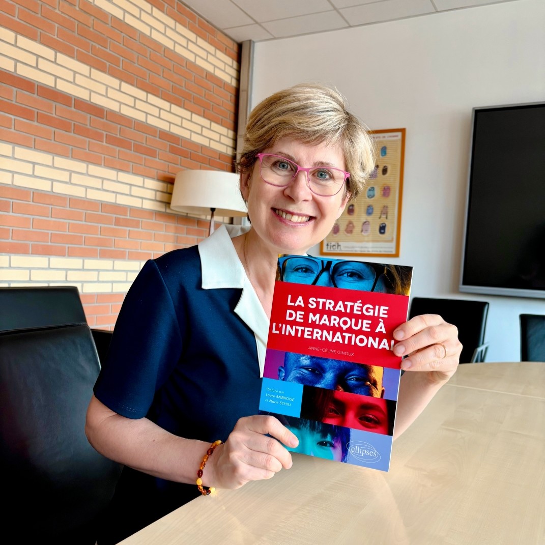 🎉 Nous sommes très heureux d’annoncer la parution du livre d’Anne-Céline Ginoux, Professeure associée en Marketing à l’IDRAC Business School de Lyon.
 
Son ouvrage "La stratégie de marque à l’international" est publié aux éditions <a href="/Ellipses_Off/">Éditions Ellipses</a>.
 
Un grand bravo à Anne-Céline !