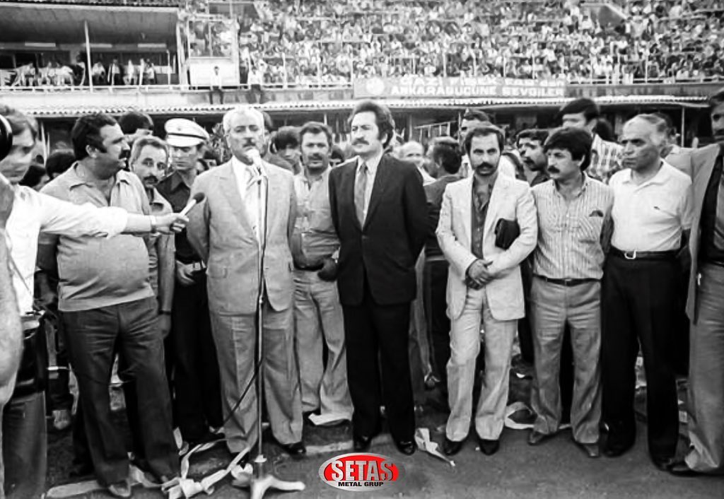 NE MUHTEŞEM KARE!

1981 yılını Ankaragücü tarihine geçecek zaferlerle taçlandıran takımımız, birkaç ay sonra binlerce taraftarının önünde sezon açılışına çıkıyor.