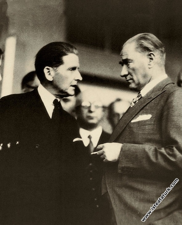Atatürk, kitabında Türkler için "barbar" nitelemesi yapan Amerikalı tarihçi Thomas Whittmore'dan açıklama isterken Cemal Işıksel tarafından çekilen fotoğraf...

8 Temmuz 1932, Marmara Köşkü...