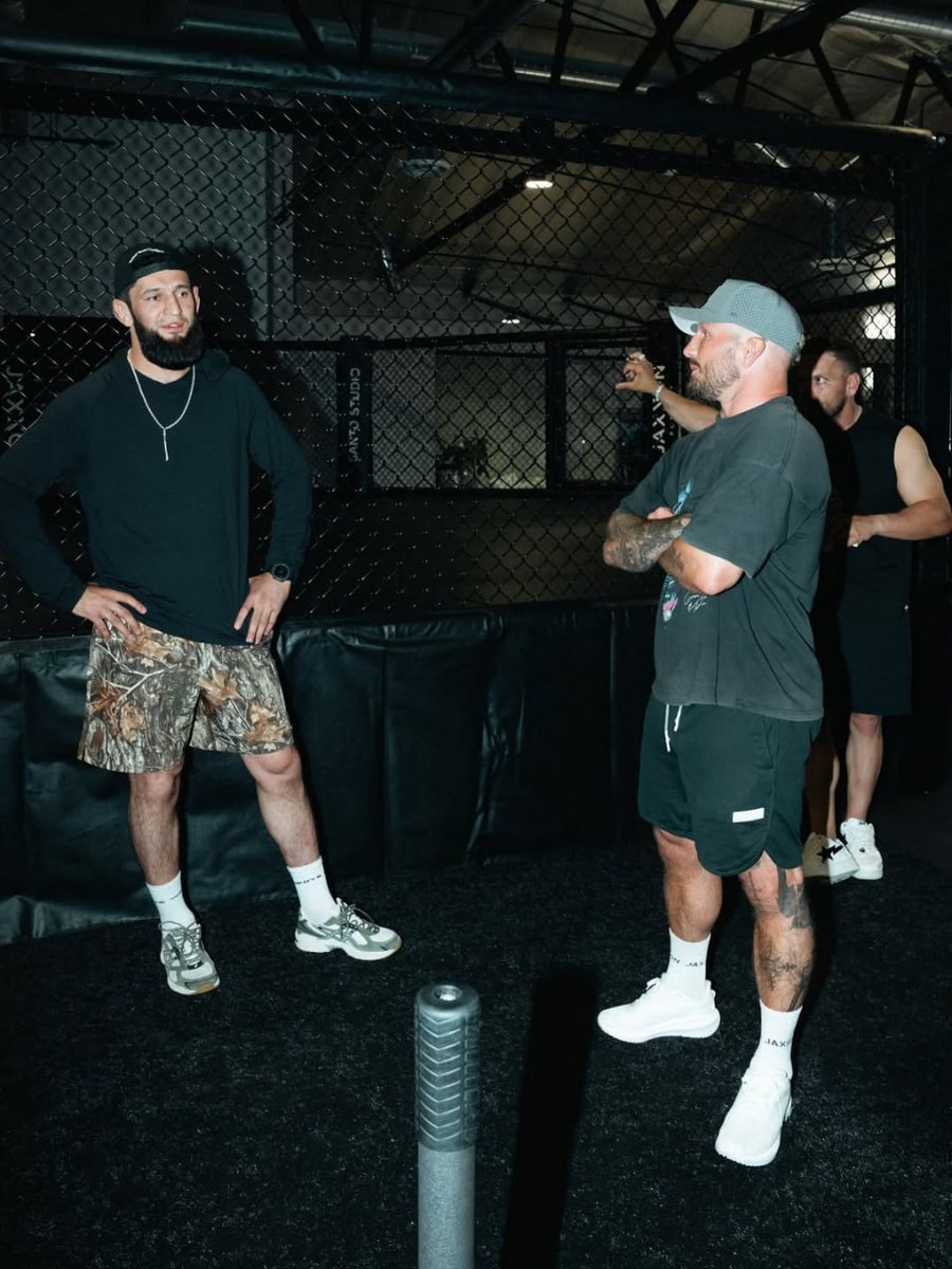 🔥🤝 TJ Dillashaw, DDP maçı öncesi Khamzat Chimaev'in kampına katıldı.