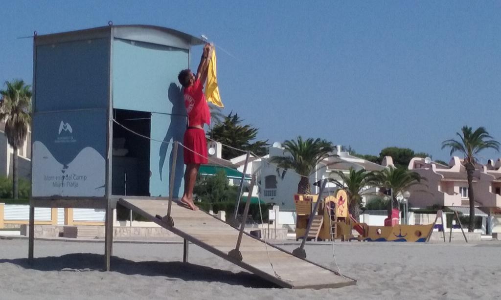 112 (@112) on Twitter photo Si no hi ha vigilància a la platja, has d’extremar encara més les precaucions en el bany 🏊♀🏄♀ 
Si veus algú amb problemes dins l’aigua truca immediatament al <a href="/112/">112</a> 
Consells #platjasegura #ProteccioCivil 
gen.cat/44Y3lER Si no hi ha vigilància a la platja, has d’extremar encara més les precaucions en el bany 🏊♀🏄♀ 
Si veus algú amb problemes dins l’aigua truca immediatament al <a href="/112/">112</a> 
Consells #platjasegura #ProteccioCivil 
gen.cat/44Y3lER
