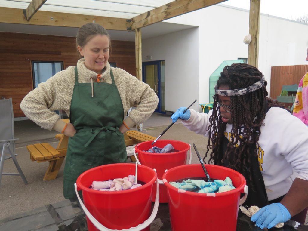 createcharity's tweet image. How does creativity help us thrive?

✨ Builds confidence
✨ Supports wellbeing
✨ Creates connection

Explore our latest blog to hear powerful stories from people across our programmes.

🧡 f.mtr.cool/eivwiddome
#CreateWeek #ArtsForChange