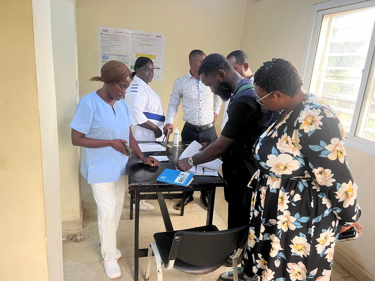 WHOSierraLeone's tweet image. In Port Loko, WHO supervisors engaged with the district case management team to assess current capacity, identify gaps, and review the case management center supporting efforts to strengthen the mpox response.