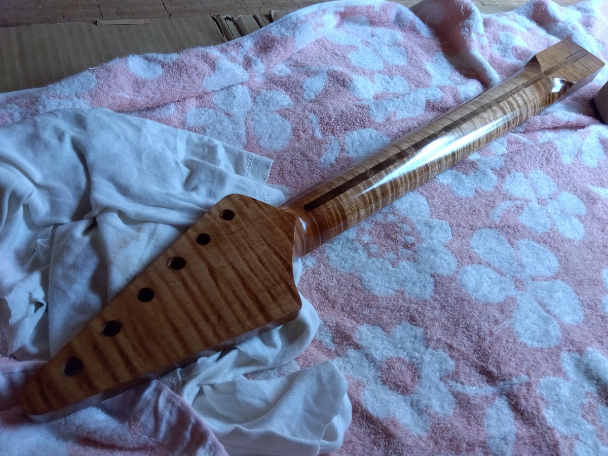 アッシュでトレモロのスインガー初めてです。
足りないパーツをまってます