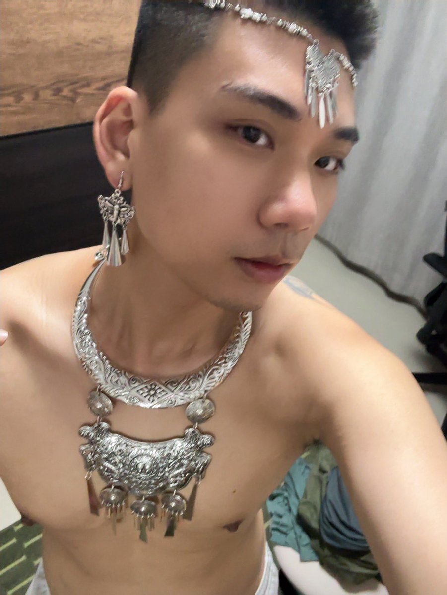 JieYangSM's tweet photo. 涂上银粉，戴上这么精致的配饰，应该会很好看，下次试试 https://t.co/1iiR0okr8r