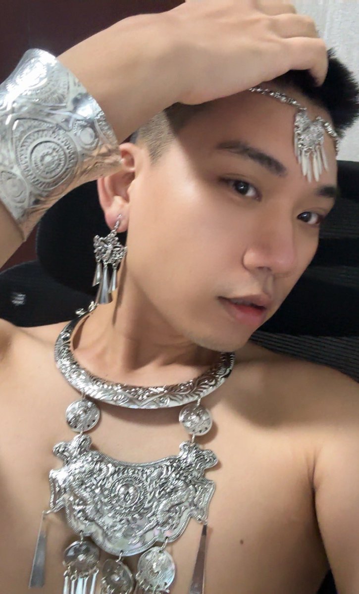 JieYangSM's tweet photo. 涂上银粉，戴上这么精致的配饰，应该会很好看，下次试试 https://t.co/1iiR0okr8r
