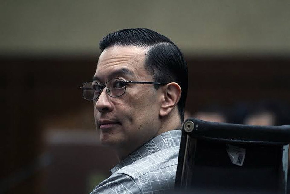 10 Argumen Kunci Pledoi Tom Lembong
Melawan Kriminalisasi, Membela Akal Sehat

1 - Kriminalisasi Karena Pilihan Politik
“Saya bergabung dengan oposisi, lalu dua minggu setelah pelantikan penguasa, saya ditangkap. Waktunya bukan kebetulan, ini kriminalisasi bermotif politik.”

2 -