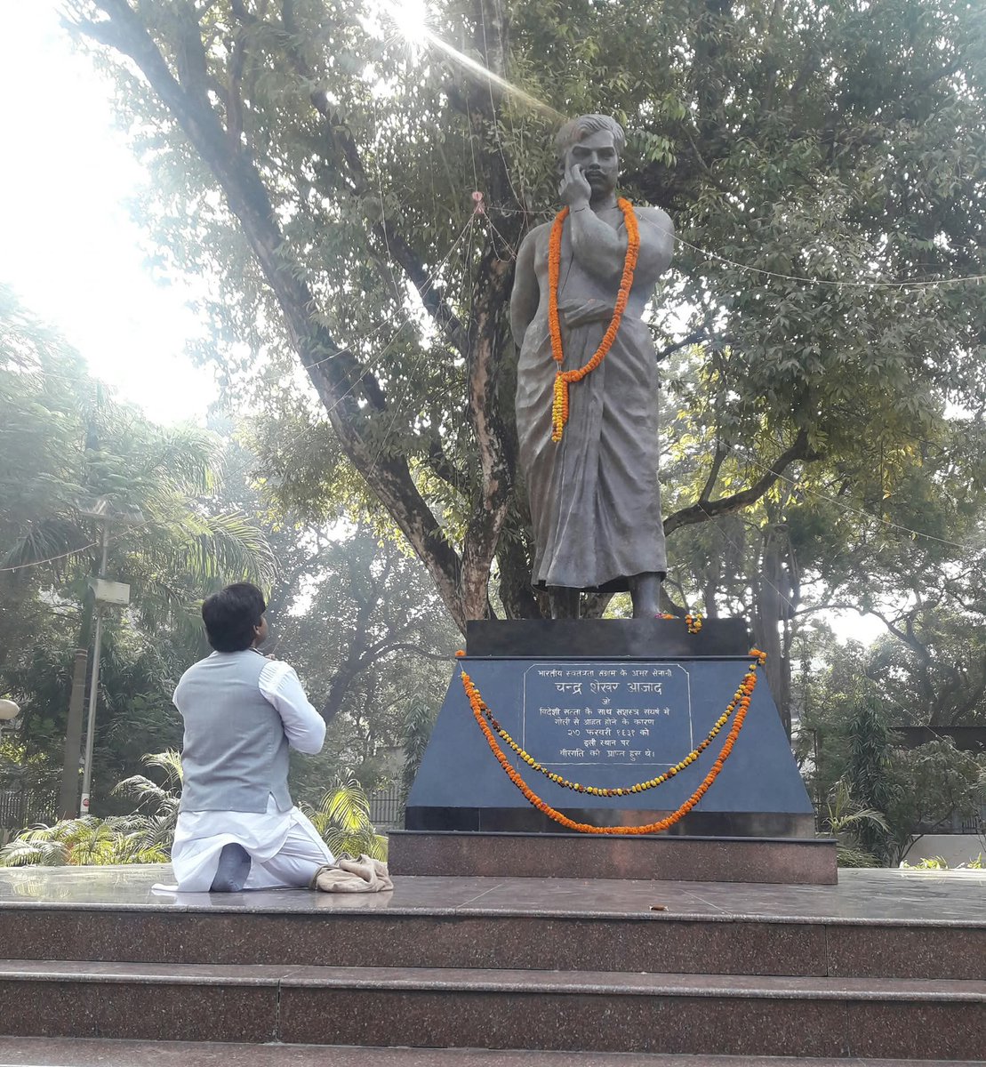 theAmitazad's tweet photo. आज गुरु पूर्णिमा के पावन अवसर पर मैं नमन करता हूँ उस महान आत्मा को, जिनकी जीवन-दीपशिखा आज भी मेरे मार्ग को प्रकाशित करती है —
उनकी शिक्षाएँ मेरे लिए वेद के मंत्रों के समान हैं —
"मैं आज़ाद था, आज़ाद हूँ और आज़ाद ही रहूंगा।"
इस मंत्र ने मुझे जीवन में कभी झुकने नहीं दिया। https://t.co/AEa7Mw7WL5