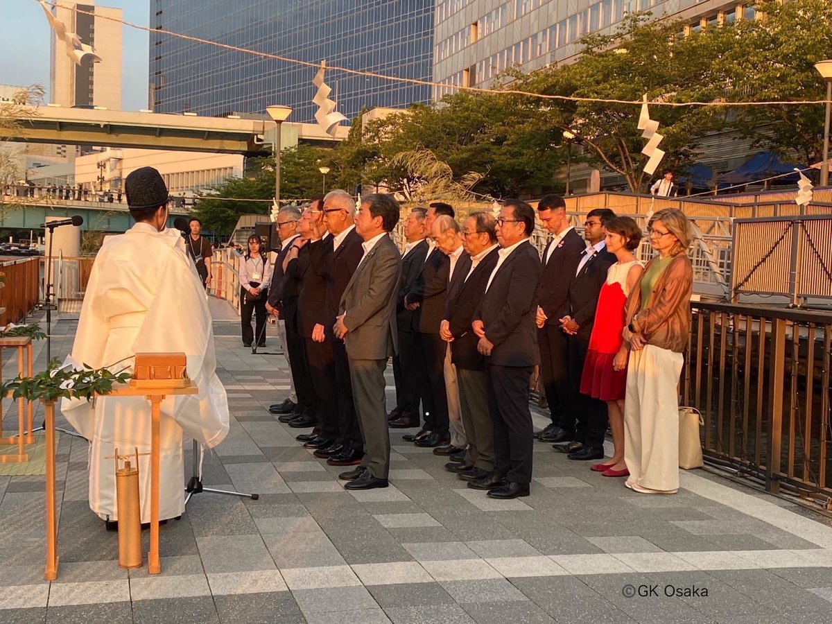 GermanyinWestjp's tweet image. 遅くなりましたが、7月7日大阪市内で行われた『令和 OSAKA 天の川伝説2025』に招待され、ザクシンガー総領事が参加致しました。
天満川(大川)に放流された『いのり星』⭐️が天の川を創造しました。🌌
フォロワーの皆様の願いが叶いますように。