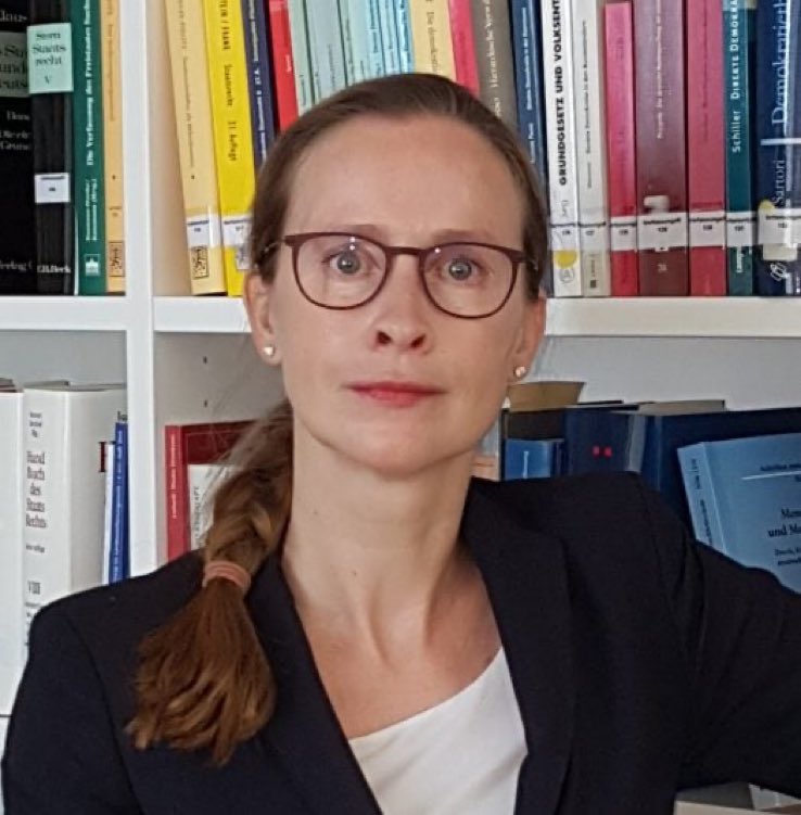 Diese Frau mit dem eiskalten toten Augen, will es zulassen, dass 9 Monate alte Kinder kurz vor der Geburt getötet werden dürfen.

Wie grausam und innerlich tot muss man für solch eine Entscheidung sein!