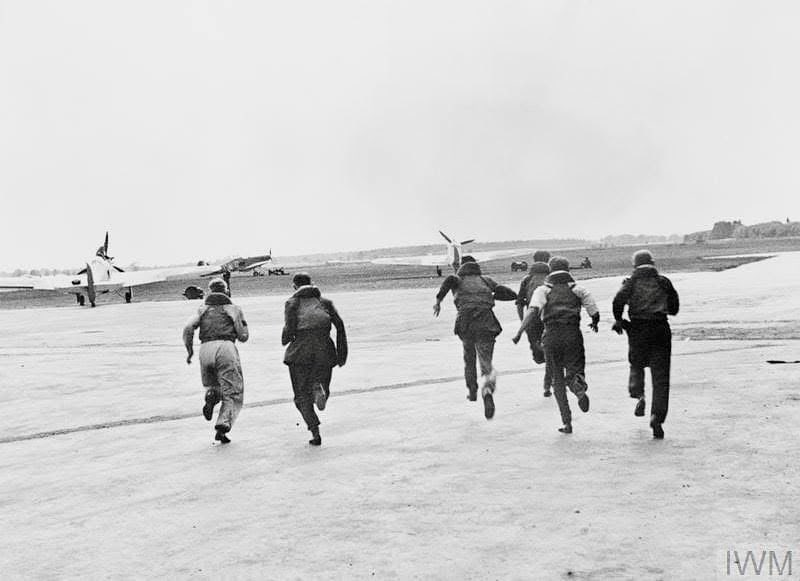 85 years ago today our brave airmen took to the skies to defend this country. It was these few, as #Churchill said, who turned the tide of the war and defended these islands from fascism and tyranny. 

Today #weremember their bravery and sacrifice. #BattleOfBritain 🇬🇧 #OnThisDay
