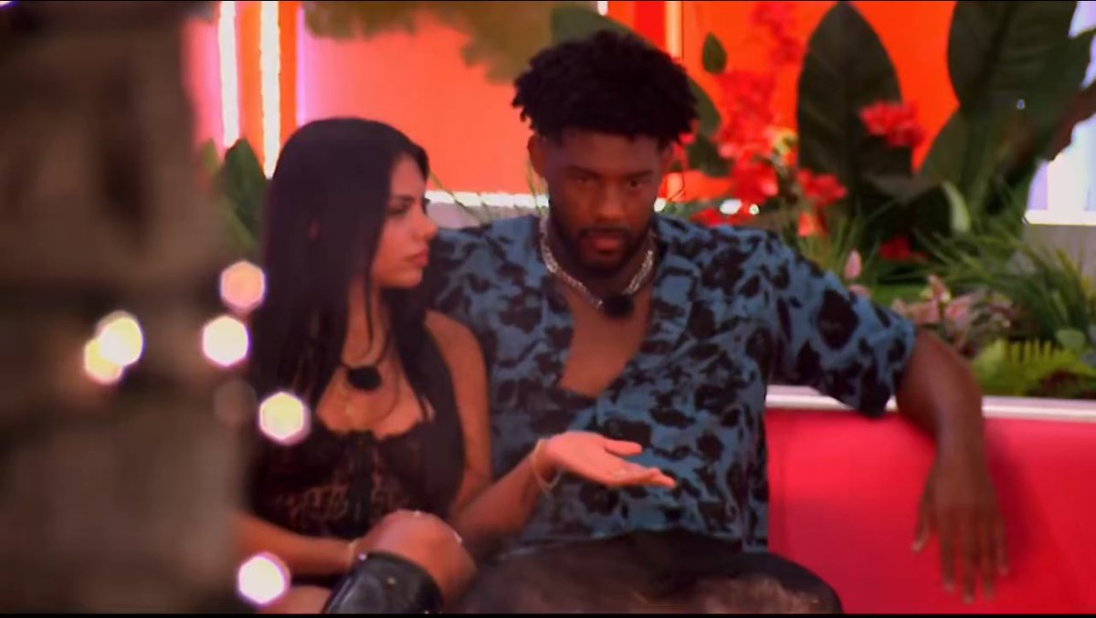 MusgravesHQ's tweet image. Me when I realize the show is over but Kacey still hasn’t sang arm’s length