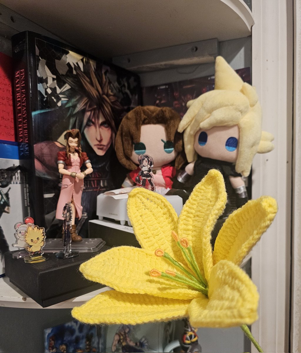 H3Lmon's tweet image. I dont even know what to say
My boyfriend got me a crocheted yellow lily because he knows I love Aerith and doesn't want to get me a flower that dies 😭