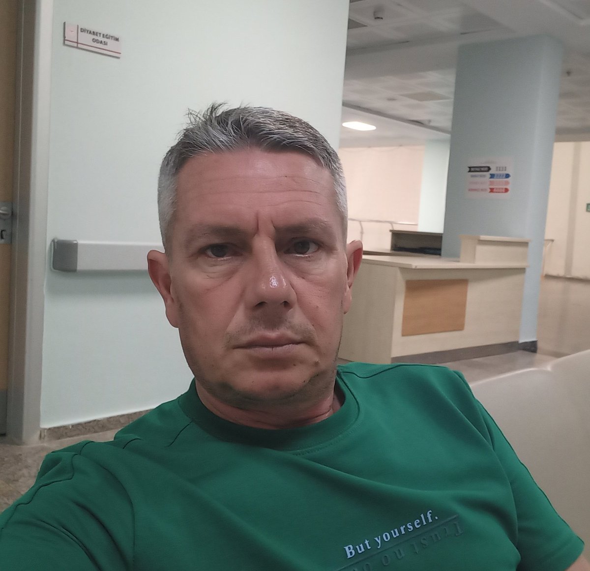 17 yıl önce beynime neşter değdi, ama yılmadım.
Bugün yine hastanedeyim.  Kontrol vakti…
Yara izim duruyor, ama ben artık o yaranın sahibi değil, ustasıyım.