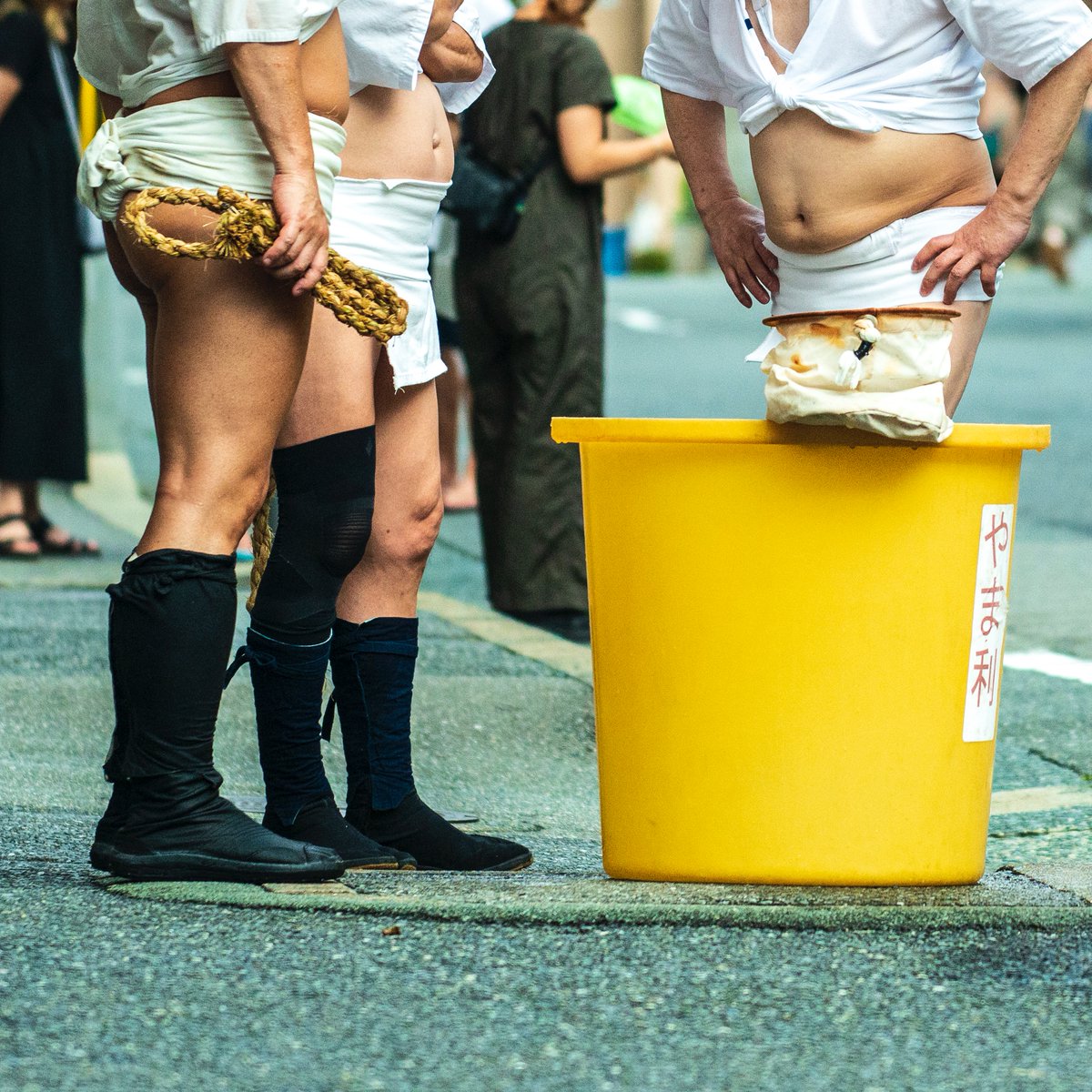 山笠が走っている際に見られる「勢い水（きおいみず）」。
これは舁き手の体を冷やしたり、道を濡らすことで摩擦を少なくするなど重要な役目をもっています。

舁き山笠が通る場所は、道々にバケツなどで水が用意されています。ここを山笠が通るという目印にもなりますので、ぜひ探してみてください！