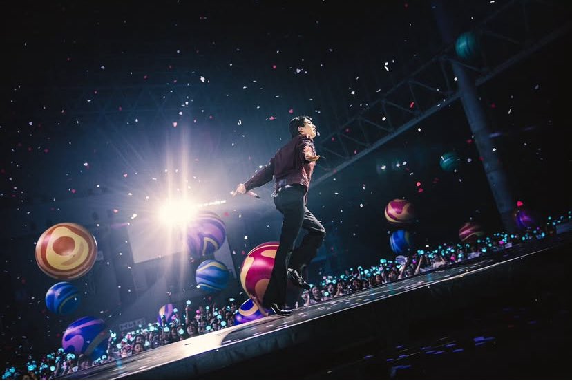 michass_s's tweet photo. 7/6JINくんのLIVEの余韻がすごい。かっこいいしかわいいし美しいしで必死に目に焼き付けた。歌も心臓に響いて、幸せが溢れすぎた空間だった。JINくんとしゃべった感覚になってる不思議。BTSの曲もソロ曲も聴きまくってるからどこ振られても歌えたんだけど終演後、隣の奥様に褒められて嬉しかった☺️ https://t.co/FPMrcMk9mc