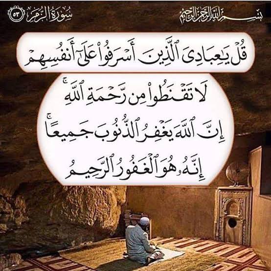 mustpakistan's tweet photo. السلام عليكم ورحمة الله وبركاته
امام احمد بن حنبلؒ کہتے ہیں۔۔
ایک بار راہ چلتے ہوئے میں نے دیکھا، ایک ڈاکو لوگوں کو لوٹ رہا ہے۔
کچھ دنوں بعد مجھے وہی شخص مسجد میں نماز پڑھتا نظر آیا ، میں اس کے پاس گیا اور اسے سمجھایا کہ تمہاری یہ کیا نماز ہے خدا کے ساتھ معاملہ یوں نہیں کیا
جاتا کہ ایک طرف تم لوگوں کو لوٹو اور دوسری طرف تمہاری نماز خدا کو قبول اور پسند آتی رہے۔۔
اس ڈاکو نے کہا کہ  امام صاحب میرے اور خدا کے مابین تقریباً سب دروازے بند ہیں،میں چاہتا ہوں کوئی ایک دروازہ میرے اور خدا کے درمیان کھلا رہے۔
کچھ عرصہ بعد میں حج پر گیا۔۔
طواف کے دوران دیکھتا ہوں کہ ایک شخص کعبہ کے غلاف سے چمٹ کر کھڑا کہتا جا رہا تھا 
”میری توبہ مجھے معاف کردے میں اس نافرمانی کی طرف کبھی پلٹنے والا نہیں“ 
میں نے دیکھنا چاہا کہ اس بےخودی کے عالم میں آہیں بھر بھر کر شدت سے رونے والا کون خوش قسمت ہے۔۔کیا دیکھتا ہوں، یہ وہی شخص ہے جسے میں نے بغداد میں ڈاکے ڈالتے دیکھا تھا۔۔۔
تب میں نے دل میں کہا۔۔
خوش قسمت تھا جس نے خدا کی طرف جانے والے سب دروازے بند نہیں کر ڈالے ، خدا مہربان تھا جس نے وہ سبھی دروازے آخر کھول ڈالے۔
اللہ کے در سے ، اسکی رحمت کبھی مایوس نہ ہونا