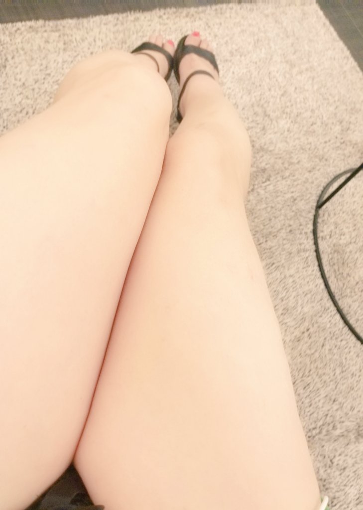 어느 곳에서
순서 기다리는 중! 
심심한 나머지 저짓한다.

서둘러 나오다보니
선글라스도 두고 나왔네.

참 맹해보인다.
그것도 매력이라면 좋겠다.