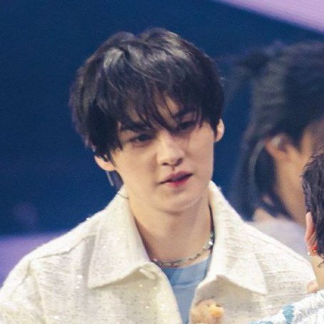 minchanbliss's tweet photo. he's looking at the same person https://t.co/QM1C9qbJ7w