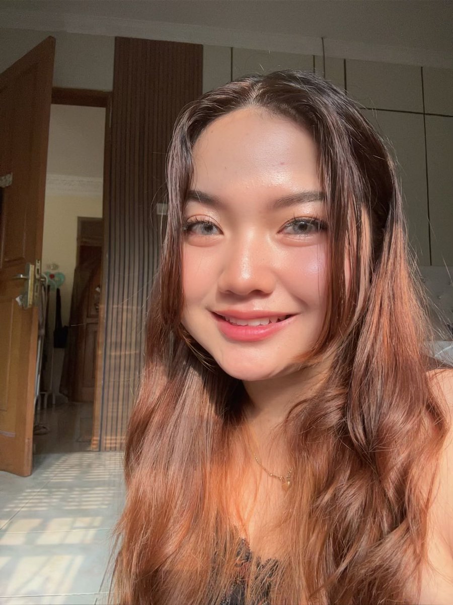chel_laut's tweet photo. I love my bangs forever😭🤍 wkwkww https://t.co/indqemqyOZ