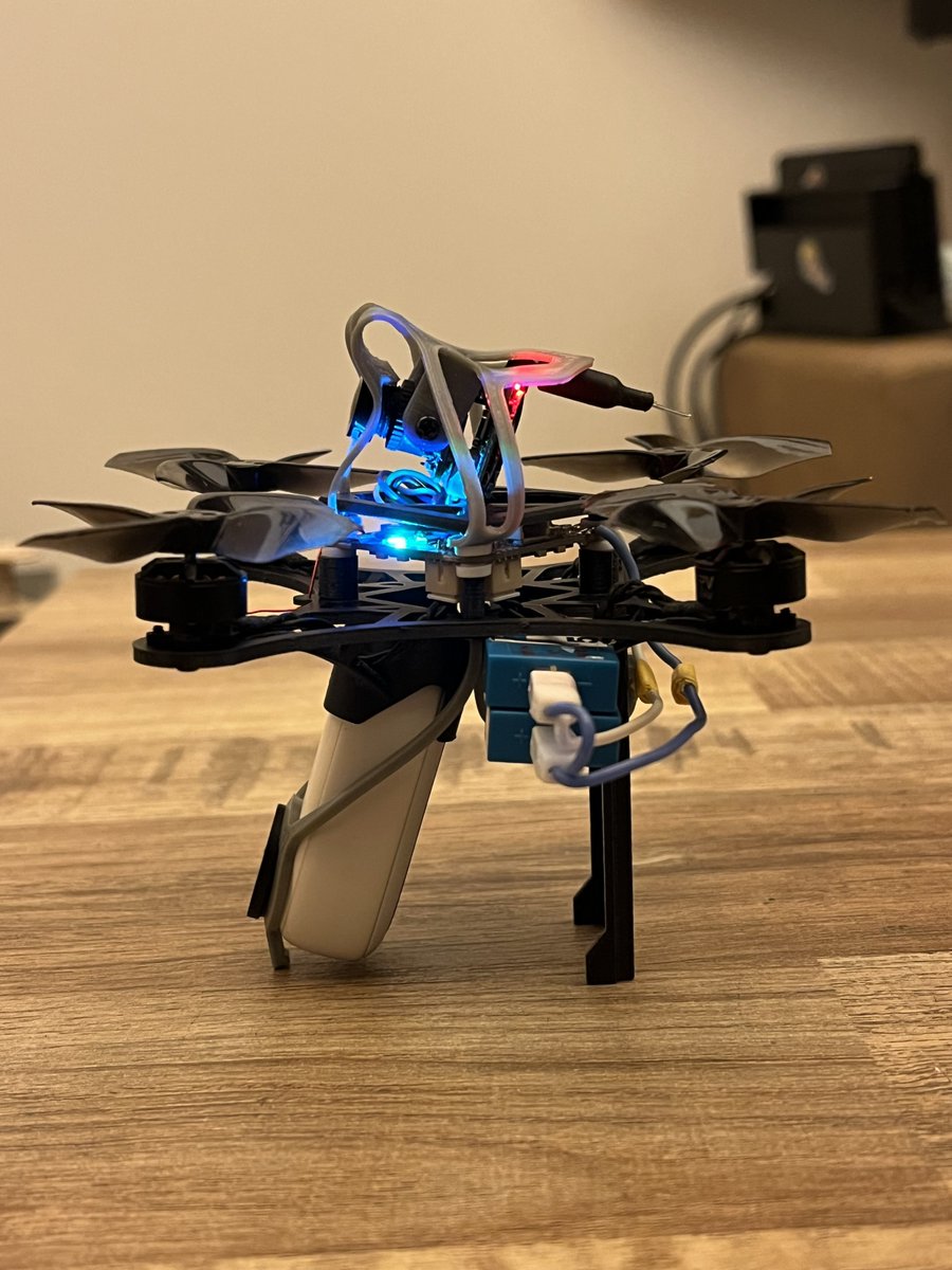 a_f_2009's tweet photo. 自作フレーム一号機は心配していた通り、insta360go2の画像にジェロ（こんにゃく現象）が発生してしまった。
早速改良！
週末まで飛行テストはお預け
#betafpv #cetusX #insta360go2 https://t.co/Ww2UFMozeq