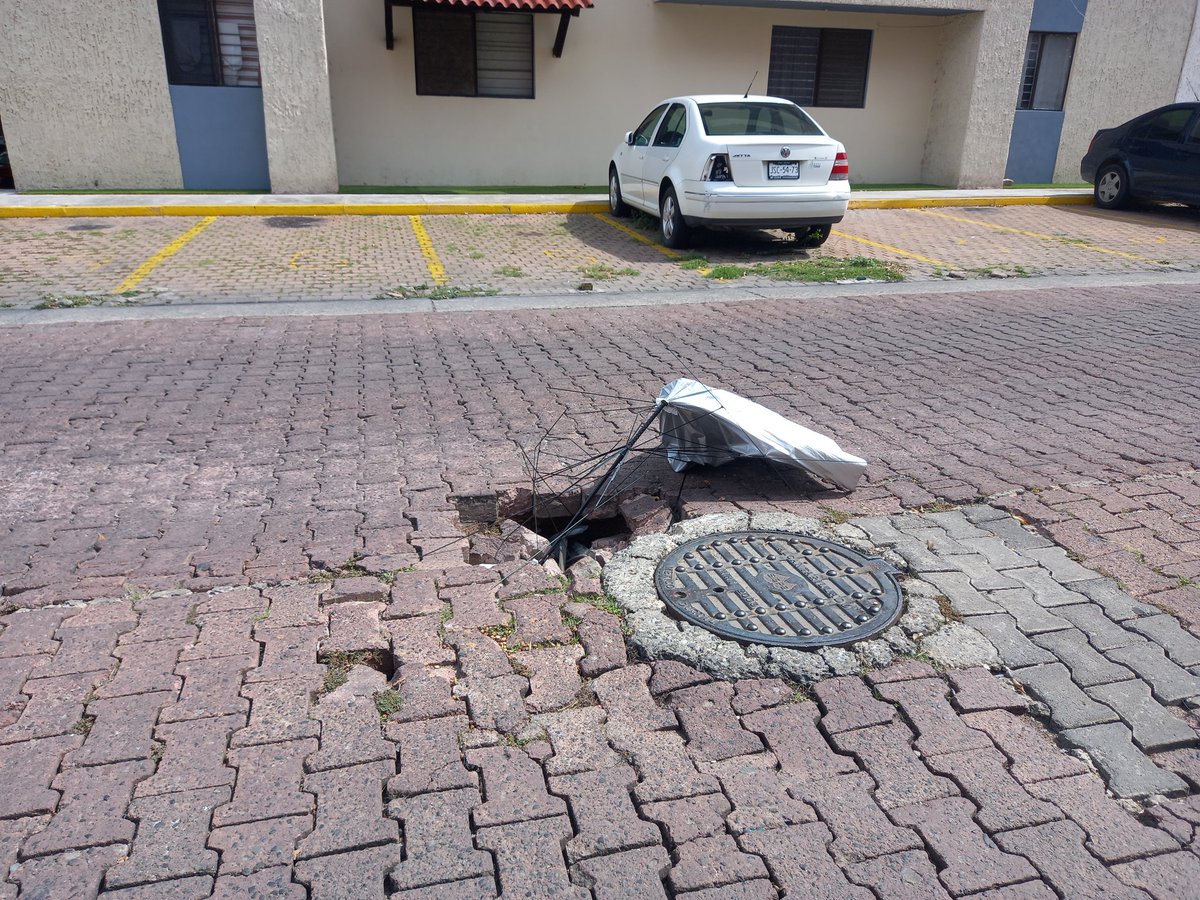 En unas horas se cumplen 10 días desde que reporté este socavón y nada. Supongo que esperan a que se haga más grande y ocurra un accidente <a href="/siapagdl/">Siapagdl</a>. Lago Camécuaro ÷ Lago Titicaca y Lago Victoria (Cerrada 8), Lagos del Country, Zapopan.