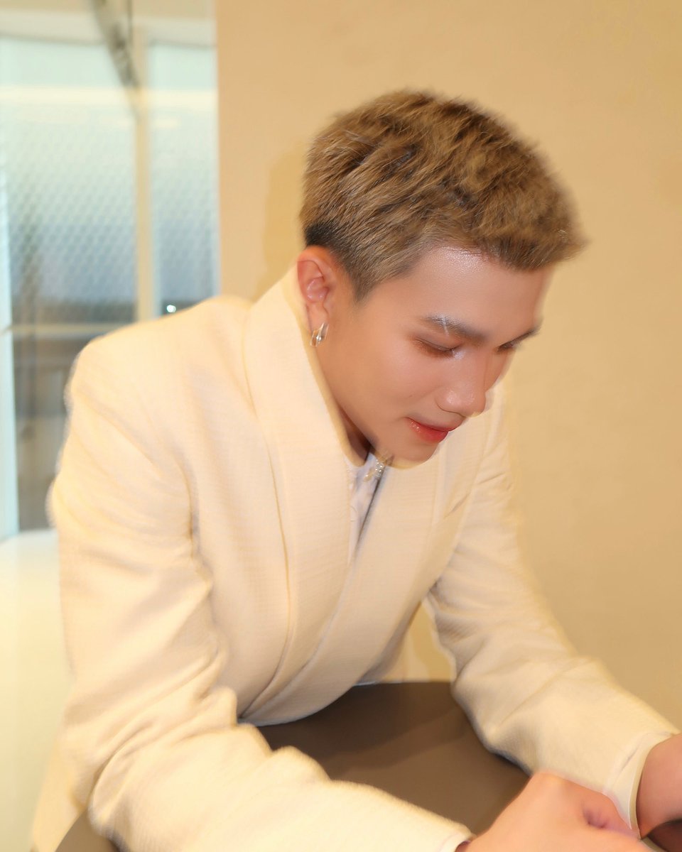 ปกคอลูกปัด กระดุมมุก กับกางเกงเดนิม ชอบคอมบิเนชั่นลุคนี้มาก กระเป๋า P9 อีกคือดีมาก ⭐️

FOURTH WITH LV TRUNK SHOW
#LVMenFW25xFourth