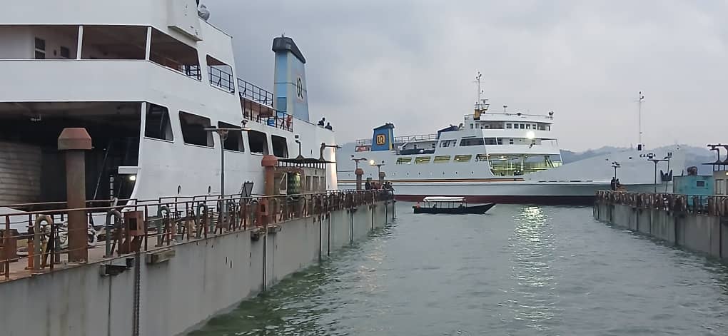RailwaysUganda's tweet image. 📌 REHABILITATION OF MV KAAWA
The undocking operation that started last evening is progressing well.