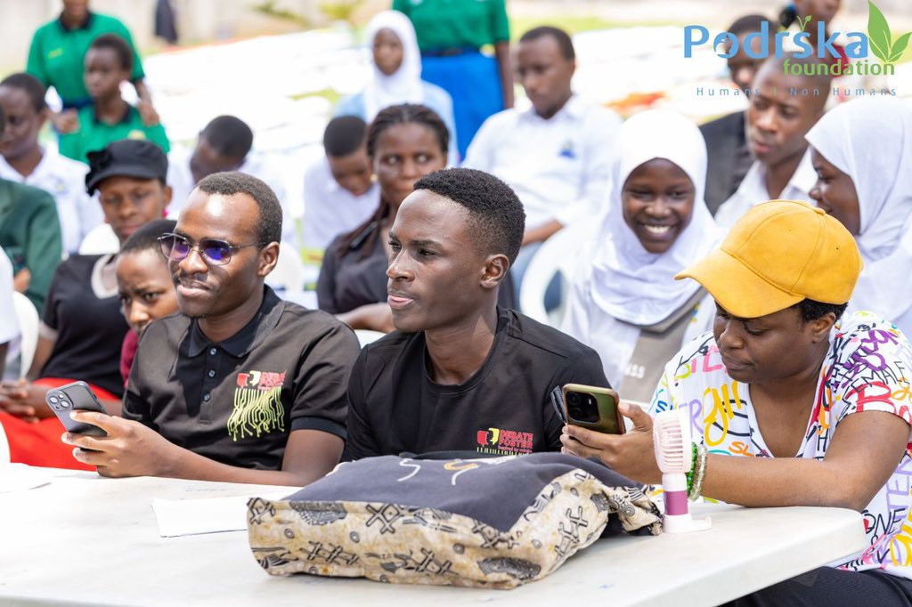 Taking a close look at what’s happening! Scenes from the poetry contest during the podrska poetry championship. It was after this tournament that Onyait Churchill became a vegan 🧡
Speak to educate🙂
