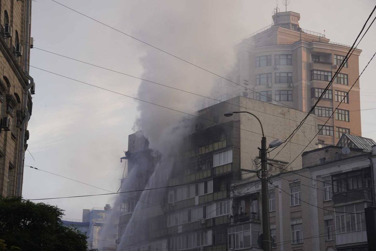 Kyiv, after another Russian air attack this morning: people killed and wounded, homes and offices destroyed. Every U.S. delay signals to Putin that he can keep killing. This is not what peace through strength looks like.

📷 Reuters, NV.