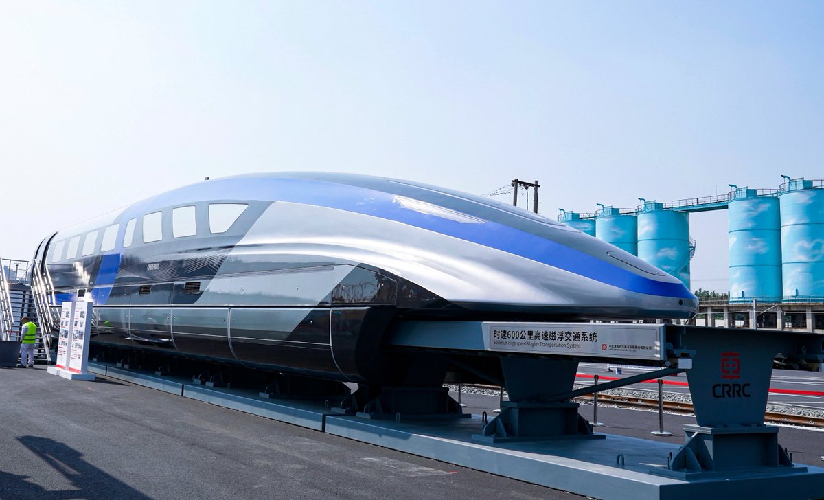 CRRC_global's tweet image. 🚆 The 600km/h high-speed maglev system is featured at the 12th World Congress on High-speed Rail 💕.
😍 The system not only has higher speed, but also features high safety, large volume, intelligence and comfort, etc. 💚 It is a green vehicle with higher speed and greater…