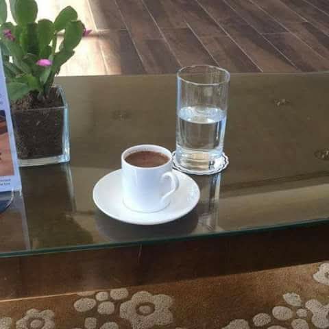 وقااااااام قال ليها: 
مافى حتى رسالة واحدة بيها أتصبر شوية

والوعد بيناتنا انك كل يوم تكتب .. الىّ

هل يجوز والغربة حارة بالخطاب تبخل علىّ؟

و نحن لينا الله و عيشة السوق 😂
#قهوة_فرح