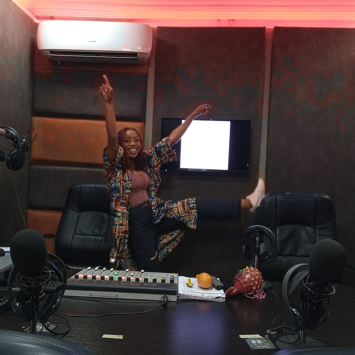 #NowHappening:UnaGuduMorningShow with Lolo Ophilia <a href="/ophiliaofficial/">Ophilia Alete</a> don start ooo

#WeDeyPlay: Chukwu Okike by <a href="/ausglo/">Austin</a>

Time In: 6-10am
#StayCorrect 
#HappyJuly
#Thursdayvibe
#radio
#Happiness