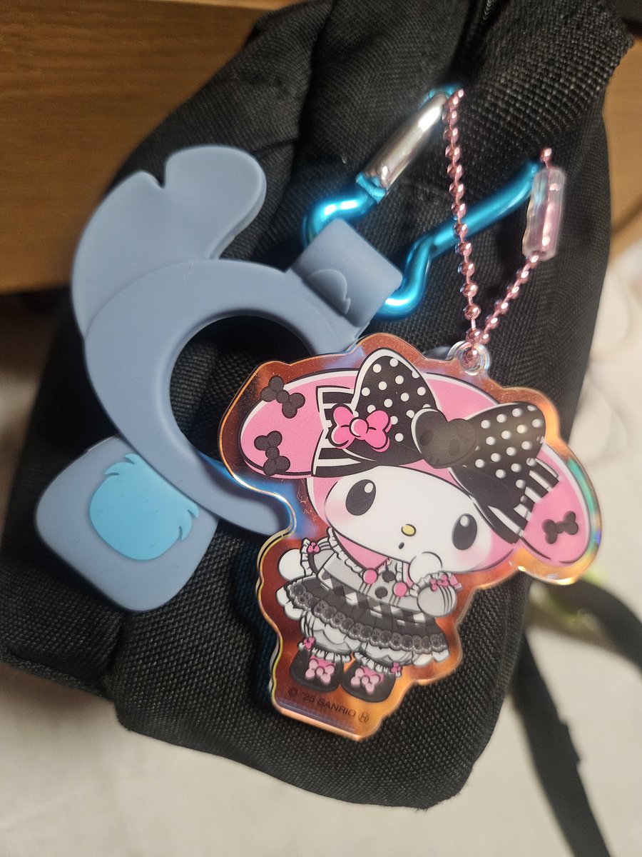 chan_akn's tweet photo. さくらちゃんからお手紙と共に届いた！！！
ありがとう🫶

早速付けた！！
仕方なくクロミちゃん付けてるって書いてあったけど本当はお揃い嬉しいの知ってるよ♡笑 https://t.co/3CaHsswfWj