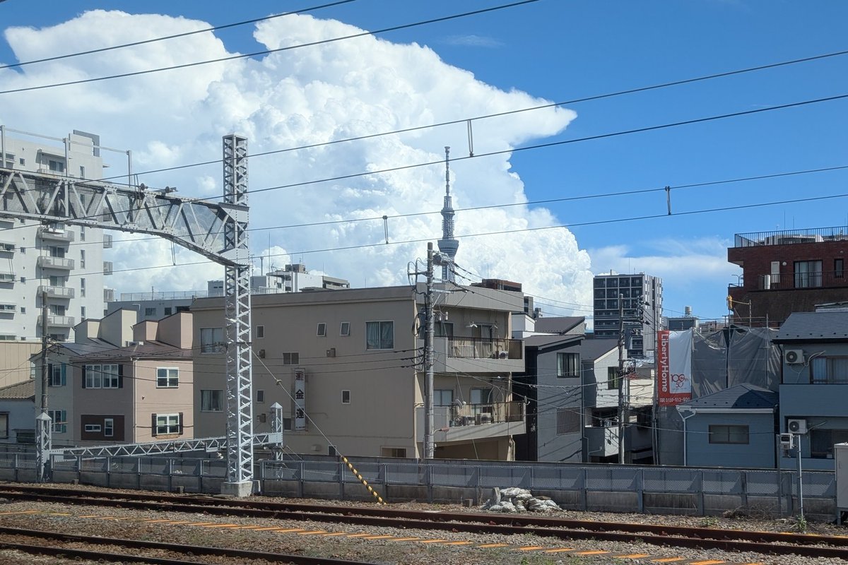 trainphoto2025's tweet image. こりゃぁ、ゲリラ雨あるね。
撮影後の帰路車内より。