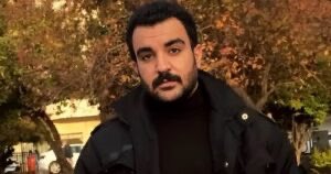 خاطره #شهریار_براتی ، زندانی سیاسی #لر از روزی که اوین مورد اصابت موشک اسراییل قرار گرفت.

«یک سال پیش به خدای ابراهیم قسم خوردم که عصای موسی در اوین را خواهد شکافت. این پیش‌بینی شیطانی، مانند دیگر پیش‌بینی‌هایم درست از آب درآمد… باید سزاوار و پذیرای چه رنجی بوده باشیم که در بند