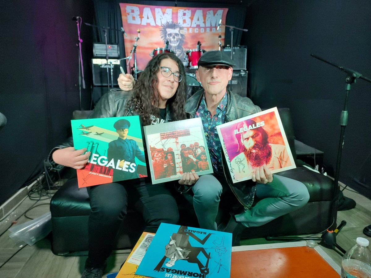 Qué felicidad, hoy conocí al gran Jorge Ilegal!!! La música de <a href="/IlegalesRock/">Ilegales</a> es de lo mejor que he escuchado y han formado parte de mi vida desde hace varios años. Además, sus conciertos son lo más electrizante. Nos vemos el viernes!!!