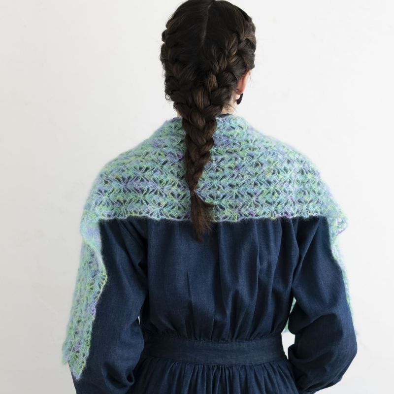 KeitoShop's tweet image. 【在庫僅か！】
現在数量限定でキット販売中の「モヘアのクロッシェショール（毛糸だま 2023vol.199秋掲載）」。
くさり編みの多い模様は、多色使いのモヘア糸が映え美しい仕上がりです。
秋～春と３シーズン使えます。
夏は涼しい室内で編み物をお楽しみください。
online.keito-shop.com/view/category/…