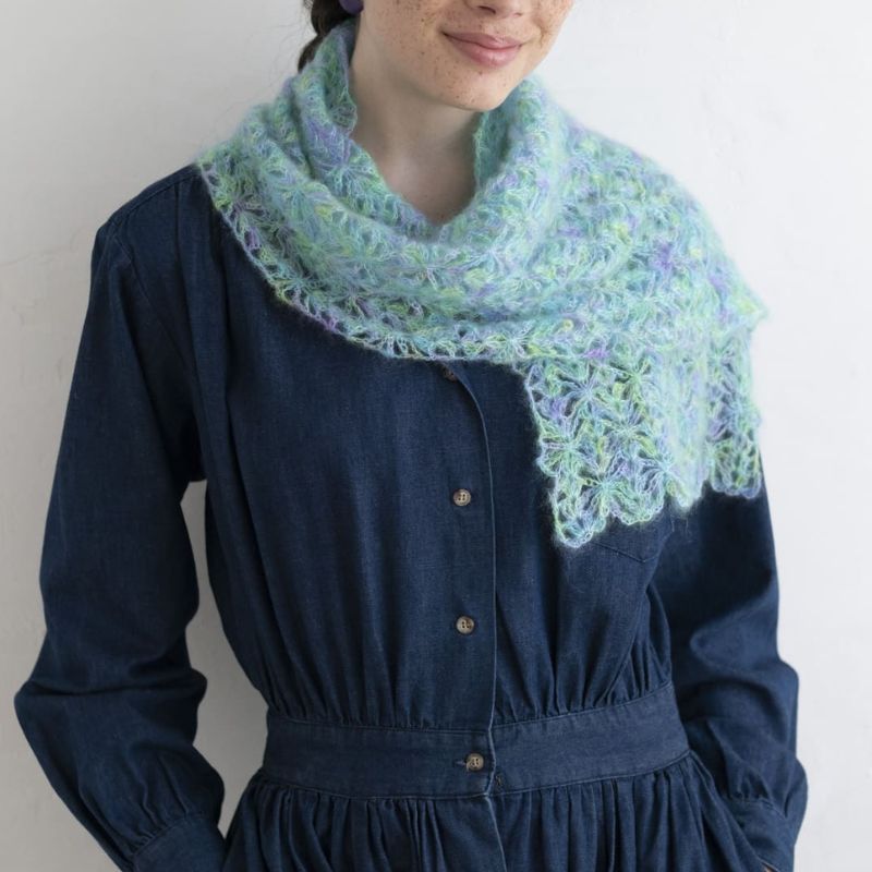 KeitoShop's tweet image. 【在庫僅か！】
現在数量限定でキット販売中の「モヘアのクロッシェショール（毛糸だま 2023vol.199秋掲載）」。
くさり編みの多い模様は、多色使いのモヘア糸が映え美しい仕上がりです。
秋～春と３シーズン使えます。
夏は涼しい室内で編み物をお楽しみください。
online.keito-shop.com/view/category/…