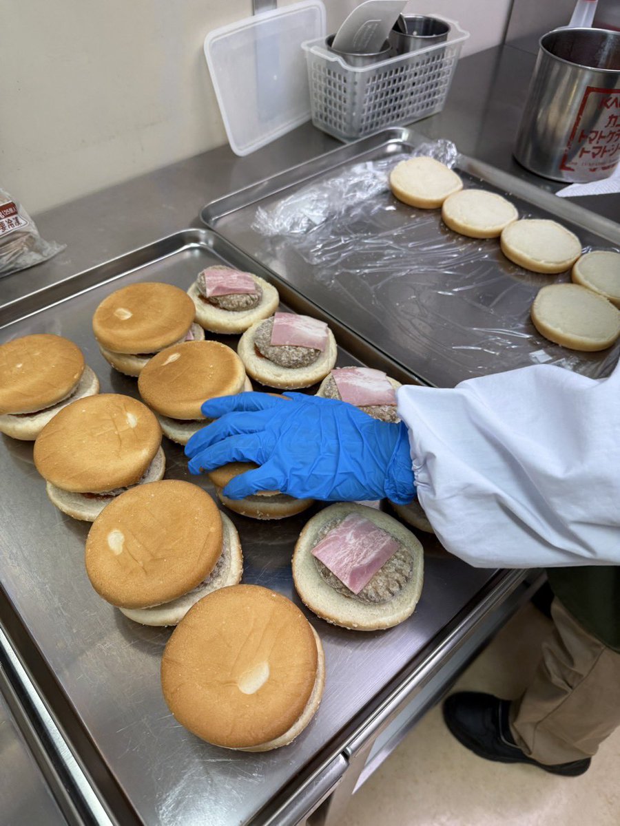 お世話になってまーす☆
キレンジャーでございます(^o^)

本日もフードサービス絶賛稼働中！
忙しくてバタバタする事もありますが楽しくやっとります♪
毎日バーガー作り励んでますが奥の深い世界ですね〜🍔美味しさを安定維持させるのも大変ですが面白いですよ(*´∇｀*)
これからもがんばりまーす☆