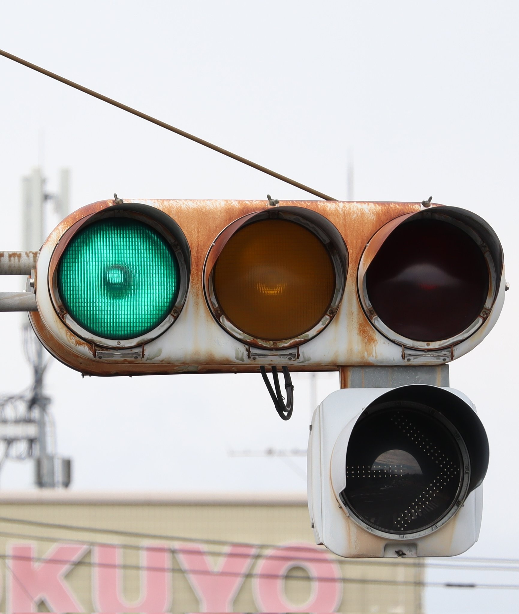 鉄道信号機 東京都大田区昭和島駅の英字灯器と青赤×信号機｜藤倉