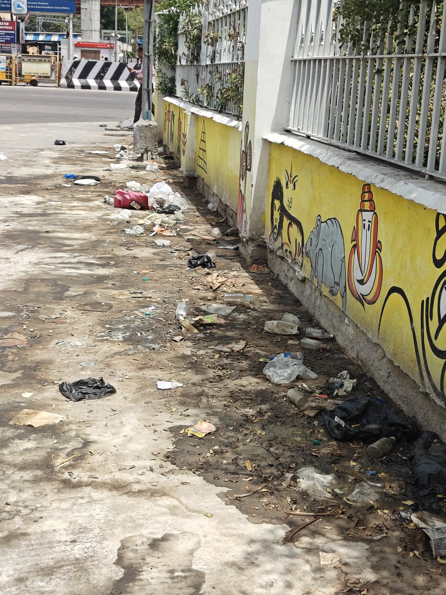 jai_lm's tweet image. This is how @chennaicorp Welcomes you while stepping out from the central railway station.
@chennaipolice_ Should take strict action against violators who consume alcohol at the public places .
#Chennai #Police #Gcp