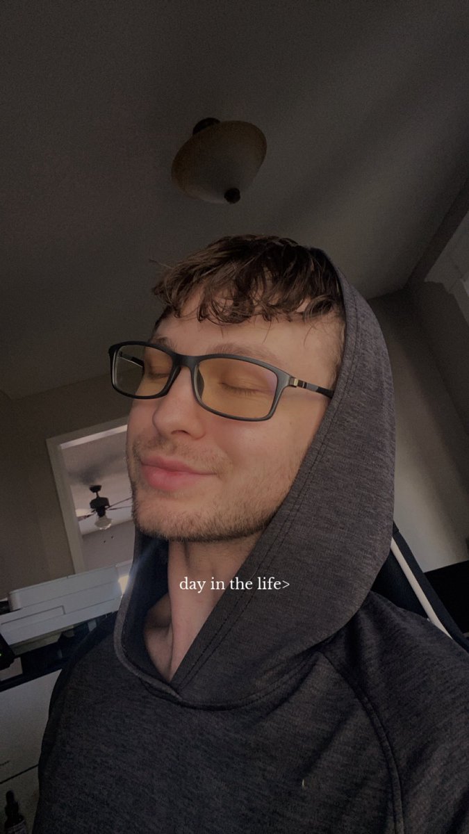 eric_rayyy's tweet image. It’s my birthday today!! 🤍

If you love me or wanna make my day, go sub to my OF. I don’t have any plans still 💀💀